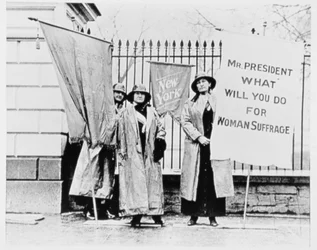 Frauen mit Bannern vor dem Tor des Weißen Hauses, Washington D.C.